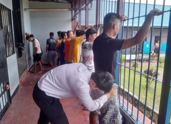 Kepala Rutan Landak dan Jajaran Lakukan Razia Rutin untuk Tingkatkan Keamanan dan Pengawasan di Rutan Kelas IIB Landak