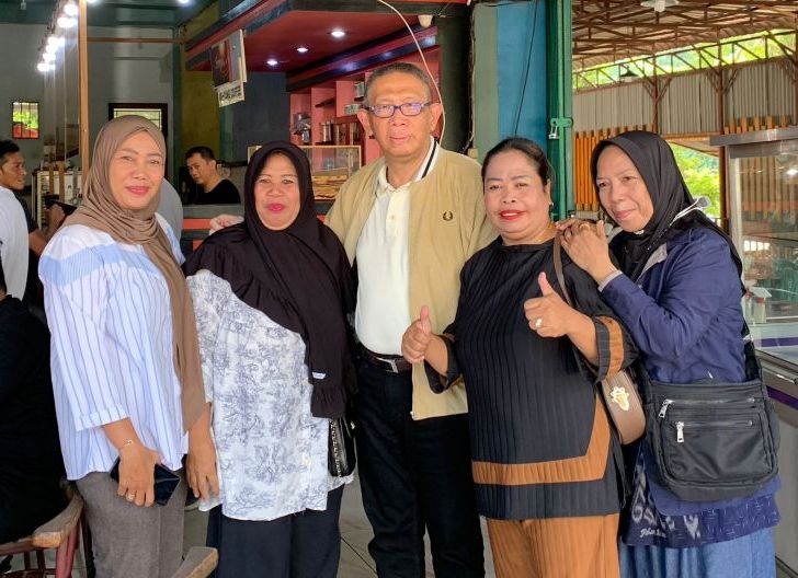 Bang Midji Diserbu Emak-emak saat Singgah Ngopi di Sekadau