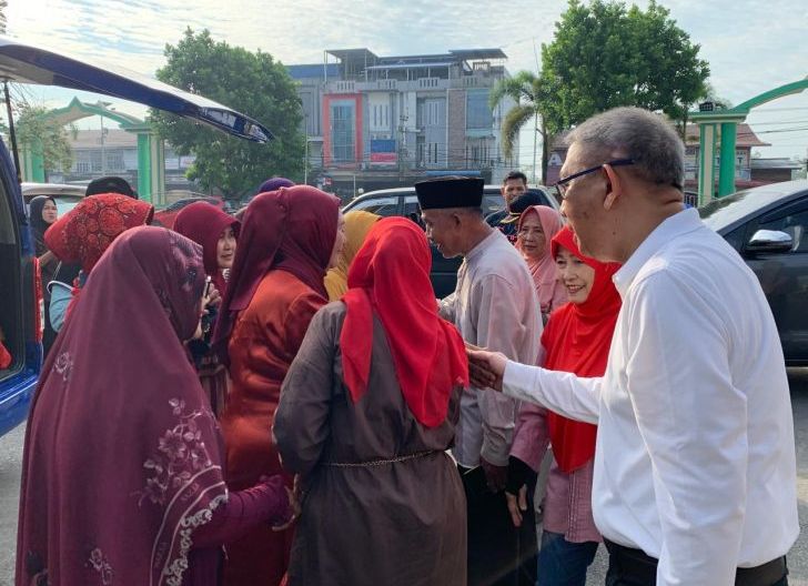 Spontan Emak-emak Serbu Bang Midji di Sintang