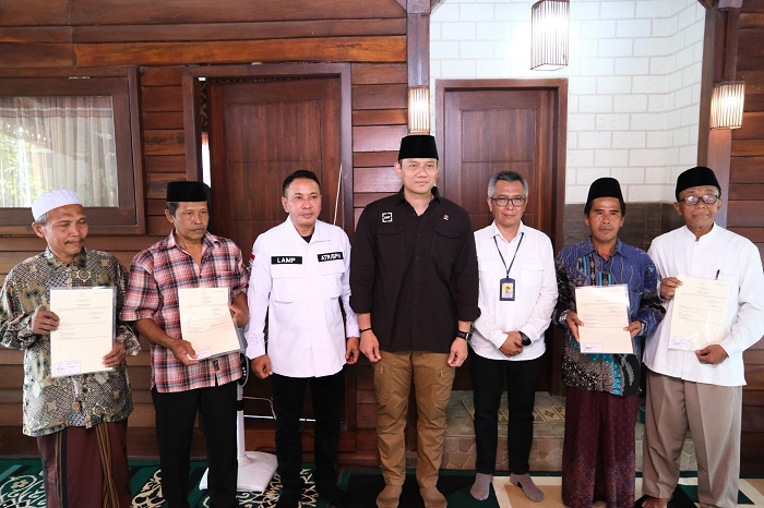 Menteri AHY Serahkan Puluhan Sertifikat Tanah Wakaf di Pasuruan