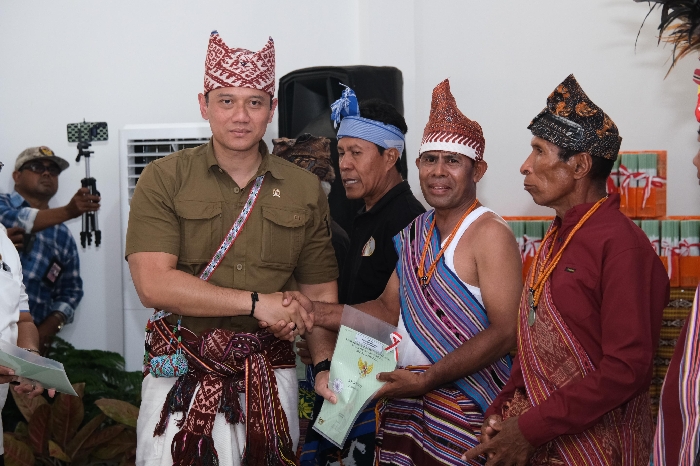 Terima Sertifikat dari Menteri AHY, Warga Eks Timor Timur Petik Hasil Kesetiaan kepada NKRI Setelah 25 Tahun