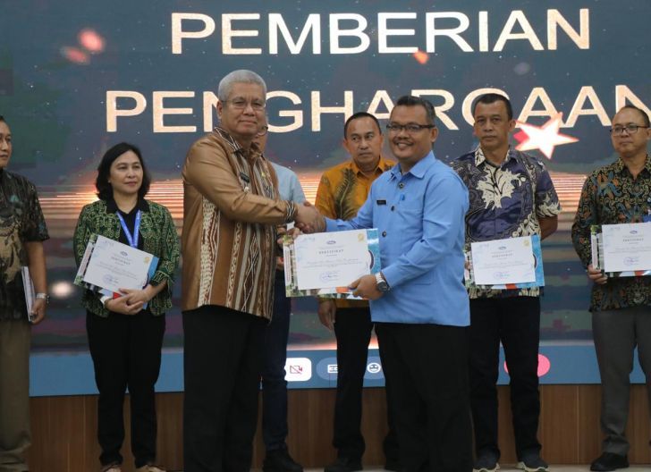 Direktur Perumdam Bengkayang Terima Penghargaan dari Pj Gubernur atas Pertahankan Kinerja Sehat 4 Tahun Berturut-turut