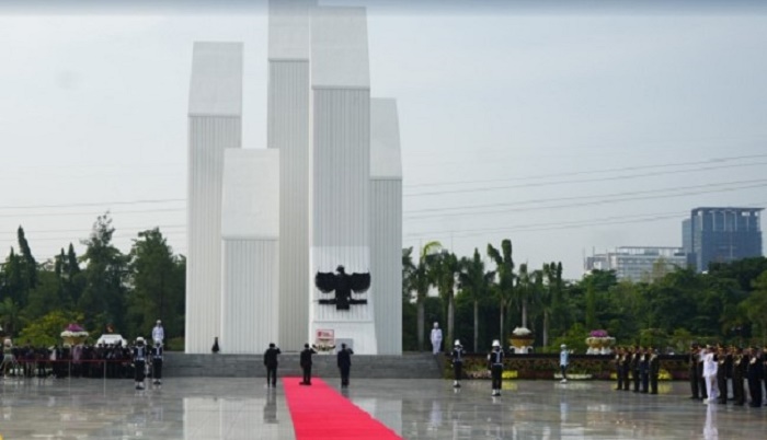 Beri Penghormatan kepada Para Pahlawan Bangsa, Menteri Nusron dan Wamen Ossy Ikuti Upacara Peringatan Hari Pahlawan