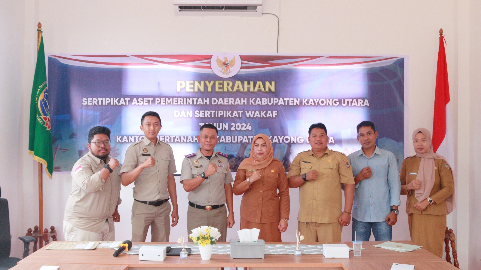 Kantor Pertanahan Kabupaten Kayong Utara Serahkan Sertipikat Wakaf dan Aset Pemerintah Daerah Kabupaten Kayong Utara