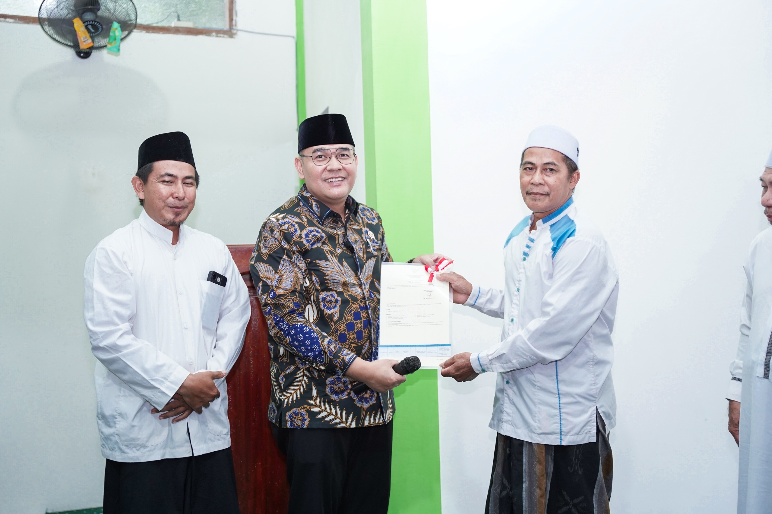 Wakil Menteri ATR/Wakil Kepala BPN Serahkan sertipikat wakaf Surau Darul Hasan Kota Pontianak