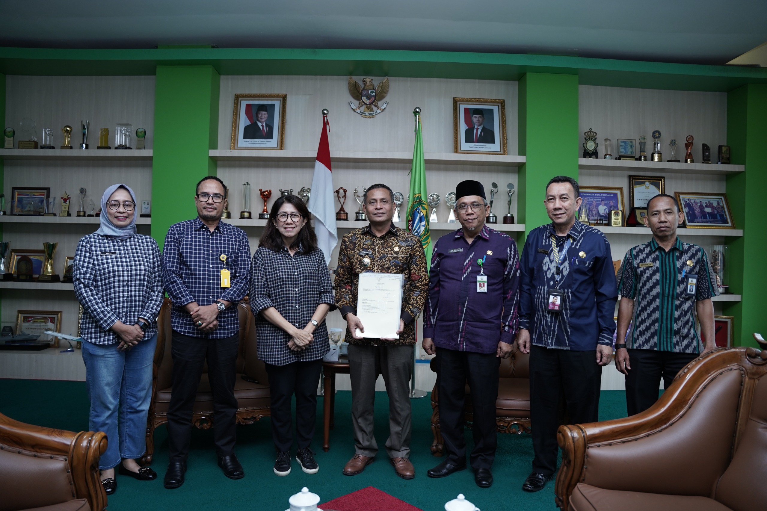 Kantor Pertanahan Kota Pontianak Serahkan 11 Sertipikat Pemerintah Kota Pontianak