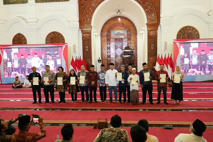 Serahkan 1.334 Sertifikat se-Banten, Menteri Nusron Komitmen Tingkatkan Sertifikasi Tanah Wakaf dan Rumah Ibadah