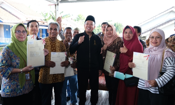 Serahkan Sertifikat Elektronik ke Rumah Warga Manggar Kota Balikpapan, Menteri Nusron Pastikan Tidak Ada Hambatan pada PTSL