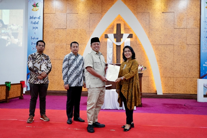 Jelang Perayaan Natal Menteri Nusron Serahkan Sertifikat untuk Gereja yang Berdiri Sejak 1968