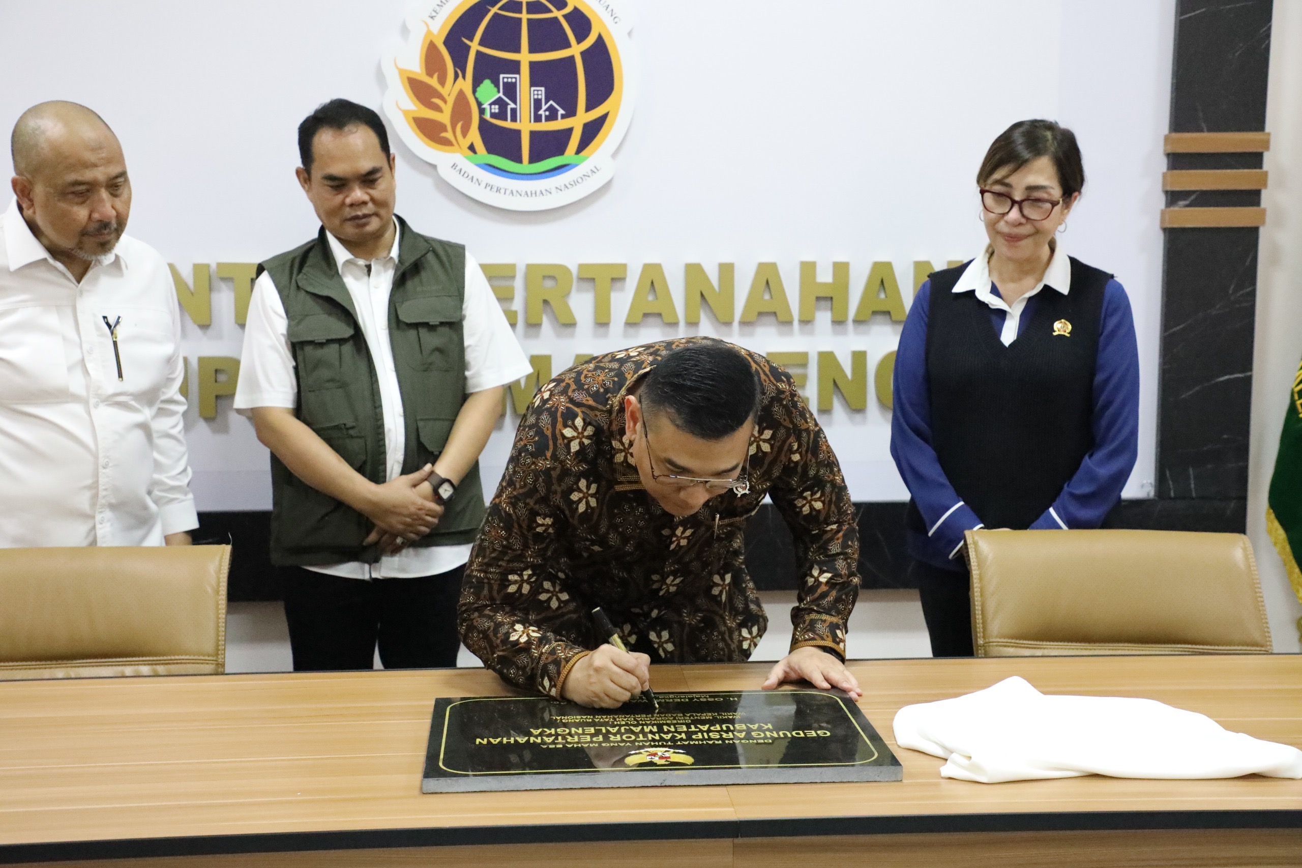 Resmikan Gedung Arsip Kantah Kabupaten Majalengka, Wamen Ossy Berpesan untuk Berikan Pelayanan Terbaik kepada Masyarakat