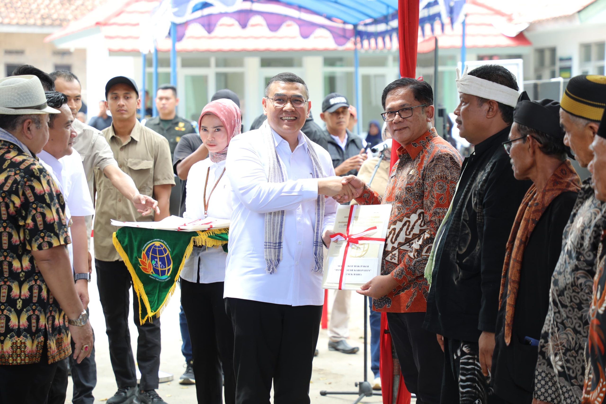 Serahkan 1.641 Sertipikat Redistribusi Tanah di Kabupaten Majalengka, Wamen Ossy: Komitmen Negara Wujudkan Keadilan dan Kesejahteraan Rakyat
