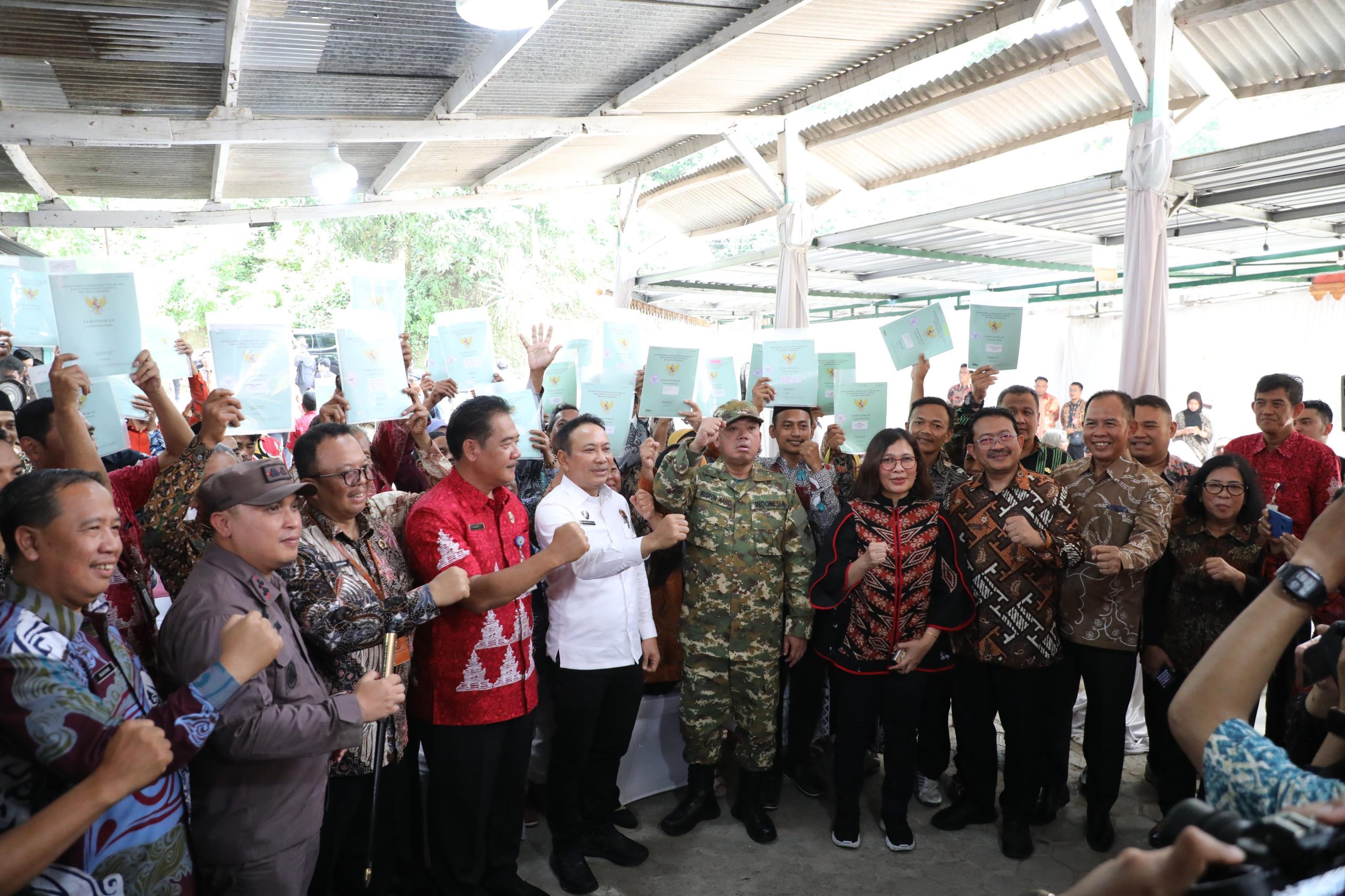 Serahkan 965 Sertipikat Konsolidasi Tanah di Jawa Tengah, Menteri Nusron: Tanah Harus Punya Fungsi Sosial