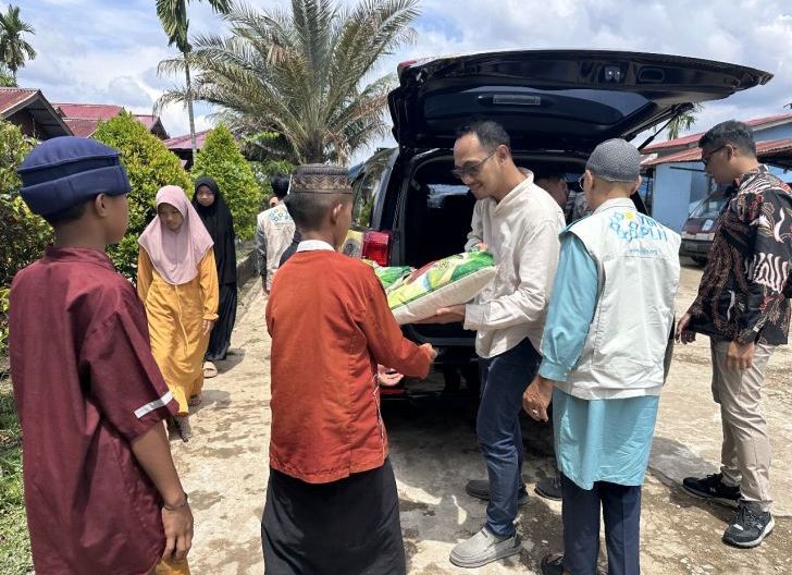 PLN Peduli dan YBM PLN Hadirkan Cahaya Kepedulian di Pesantren Baitul Hikmah